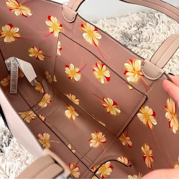 Draper James Elle Tote with Flower Key Fob - Picture 8 of 10